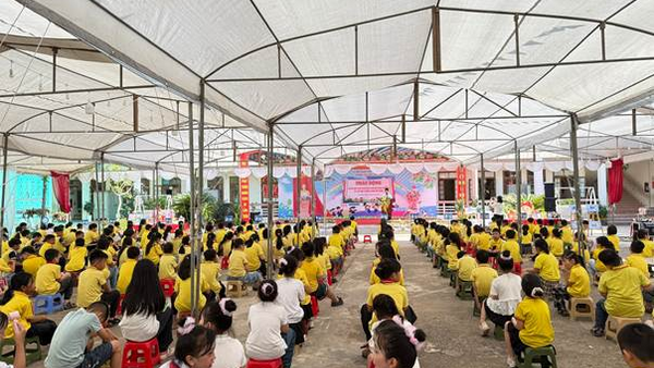 TRƯỜNG TIỂU HỌC HÒA BÌNH TỔ CHỨC PHÁT ĐỘNG “NGÀY HỘI QUYÊN GÓP SÁCH GIÁO KHOA CHO HỌC SINH TIỂU HỌC VÀ THƯ VIỆN TRƯỜNG VÙNG KHÓ KHĂN”