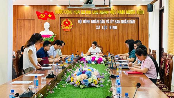 Thường trực HĐND xã Lộc Bình giám sát trực tiếp với UBND xã về việc triển khai thực hiện Nghị quyết số 57-NQ/TW