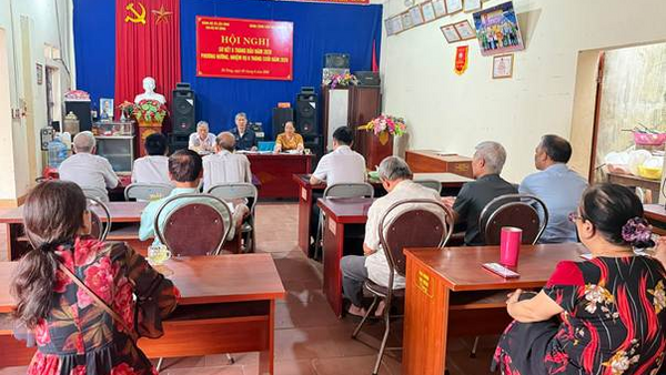 LÃNH ĐẠO UBND XÃ DỰ HỘI NGHỊ SƠ KẾT 6 THÁNG ĐẦU NĂM TẠI THÔN BỜ SÔNG