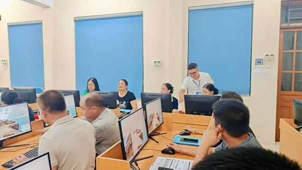Trung tâm Phục vụ hành chính công xã Lộc Bình phối hợp với Trung tâm Chính trị xã Lộc Bình thực hiện tập huấn cho các lớp bồi dưỡng kiến thức khoa học công nghệ, đổi mới sáng tạo, kỹ năng số, công nghệ số năm 2026.