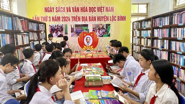 Trung tâm Văn hóa, Thể thao và Truyền thông huyện phối hợp với trường Trung học cơ sở thị trấn Lộc Bình tổ chức Ngày sách và Văn hóa đọc Việt Nam lần thứ 03 năm 2024
