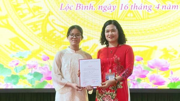 CHI BỘ TRƯỜNG THPT LỘC BÌNH KẾT NẠP ĐẢNG VIÊN MỚI