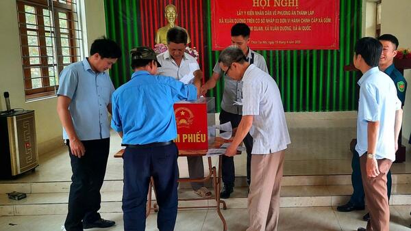 Lãnh đạo Hội đồng nhân dân huyện kiểm tra việc lấy ý kiến cử tri  tại xã Xuân Dương