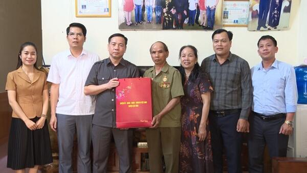 Thăm tặng quà Cựu chiến binh, Cựu thanh niên xung phong tại thị trấn Lộc Bình