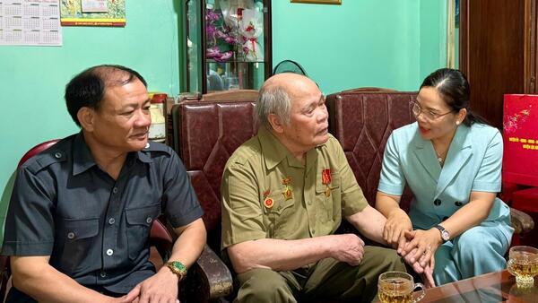 Thăm, tặng quà Cựu chiến binh, Cựu thanh niên xung phong tham gia Chiến dịch Hồ Chí Minh