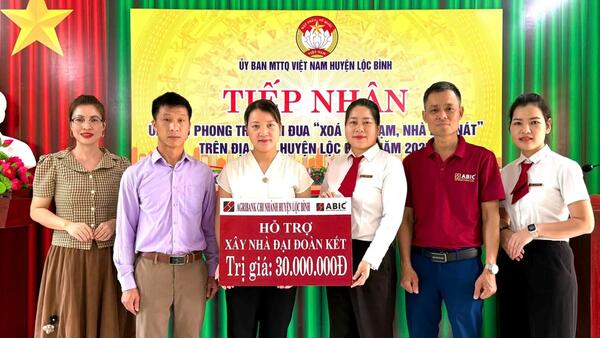 Agribank Lộc Bình trao kinh phí hỗ trợ xây nhà “Đại đoàn kết”