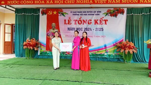 Đoàn công tác UBND huyện thăm, tặng quà 1/6