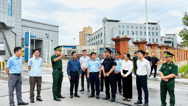 Kiểm tra công tác chống buôn lậu, gian lận thương mại, hàng giả, xâm phạm quyền sở hữu trí tuệ tại huyện Lộc Bình