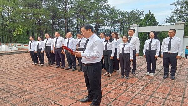 Tòa án nhân dân Khu vực 5 - Lạng Sơn   Viếng  nghĩa trang Liệt sĩ ngày Thương binh Liệt sĩ (27/7/1947- 27/7/2025).