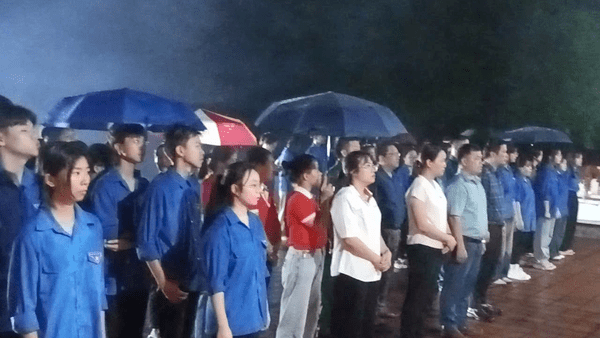 Lễ thắp nến tri ân các anh hùng liệt sĩ tại Nghĩa trang xã Lộc Bình