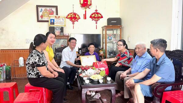 Lãnh đạo Đảng ủy, UBND, UB MTTQ Việt Nam xã  Thăm chúc thọ, mừng thọ và tặng quà Người cao tuổi thọ 90 tuổi