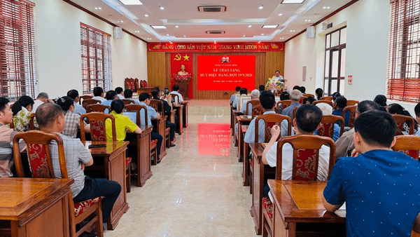 ĐẢNG ỦY XÃ LỘC BÌNH TRAO HUY HIỆU ĐẢNG ĐỢT NGÀY 19/5/2026