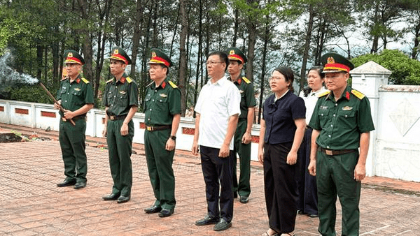 ĐOÀN CÔNG TÁC CỦA BỘ CHỈ HUY QUÂN SỰ TỈNH LẠNG SƠN DÂNG HOA, DÂNG HƯƠNG TẠI NGHĨA TRANG LIỆT SĨ LỘC BÌNH NHÂN KỶ NIỆM 79 NĂM NGÀY THƯƠNG BINH, LIỆT SĨ  (27/7/1947 - 27/7/2026)