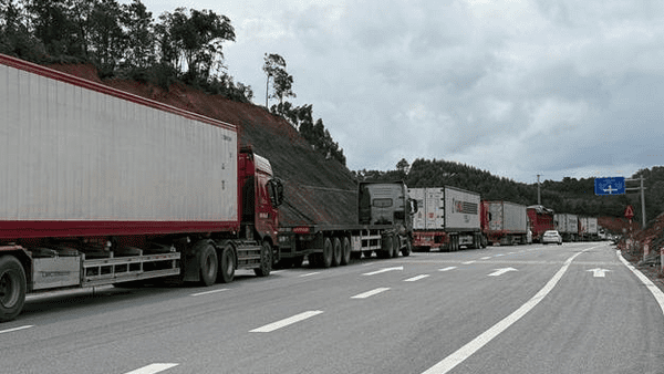 LỘC BÌNH PHỐI HỢP ĐIỀU TIẾT, PHÂN LUỒNG PHƯƠNG TIỆN TRÊN TUYẾN GIAO THÔNG DẪN VÀO KHU VỰC CỬA KHẨU CHI MA, XÃ MẪU SƠN, TỈNH LẠNG SƠN
