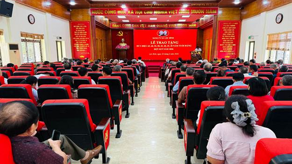 ĐẢNG ỦY XÃ LỘC BÌNH TỔ CHỨC LỄ TRAO TẶNG HUY HIỆU ĐẢNG ĐỢT 02/9/2026