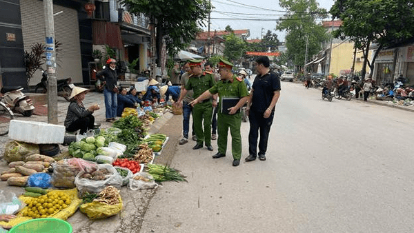 Xã Lộc Bình ra quân lập lại trật tự, văn minh đô thị khu vực chợ trung tâm