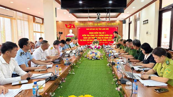ĐOÀN KIỂM TRA CỦA TỈNH KIỂM TRA CÔNG TÁC CHỐNG BUÔN LẬU, GIAN LẬN THƯƠNG MẠI VÀ HÀNG GIẢ TẠI XÃ LỘC BÌNH