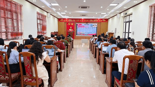 XÃ LỘC BÌNH THAM DỰ HỘI NGHỊ NGHIÊN CỨU, HỌC TẬP, QUÁN TRIỆT MỘT SỐ NGHỊ QUYẾT, CHỈ THỊ CỦA BỘ CHÍNH TRỊ