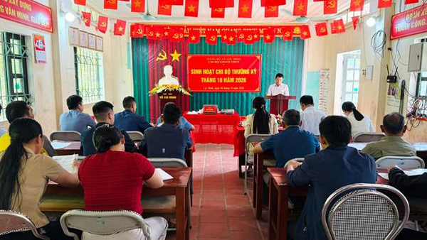 Đồng chí Đoàn Thu Hà, Phó Bí thư Tỉnh ủy dự sinh hoạt Chi bộ tại thôn Khuổi Thút, xã Lộc Bình