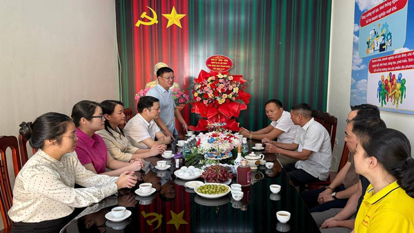 LÃNH ĐẠO UBND XÃ LỘC BÌNH THĂM, TẶNG HOA CHÚC MỪNG HỘI DOANH NGHIỆP NHÂN NGÀY DOANH NHÂN VIỆT NAM 13/10