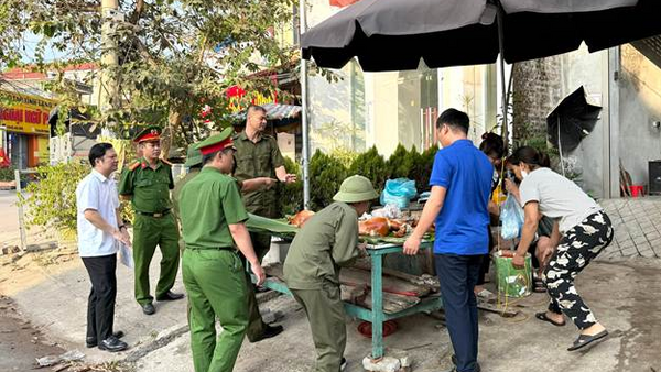 CÁC TỔ CÔNG TÁC LIÊN NGÀNH XÃ LỘC BÌNH DUY TRÌ RA QUÂN LẬP LẠI TRẬT TỰ ĐÔ THỊ
