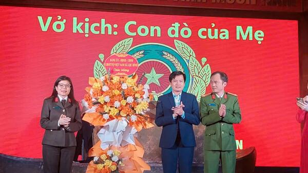 Nhà hát kịch Công an nhân dân tổ chức biểu diễn vở kịch nói “Con đò của mẹ” tại xã Lộc Bình