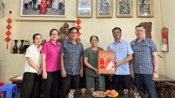 Lãnh đạo xã Lộc Bình tổ chức thăm hỏi, tặng quà người có công nhân dịp kỷ niệm 79 năm Ngày Thương binh - Liệt sĩ