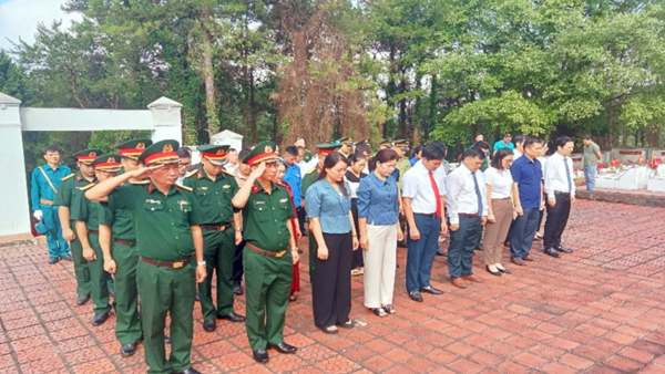 Xã Lộc Bình tổ chức lễ dâng hương, viếng Nghĩa trang liệt sĩ nhân dịp ngày Thương binh - Liệt sĩ 27/7/2025