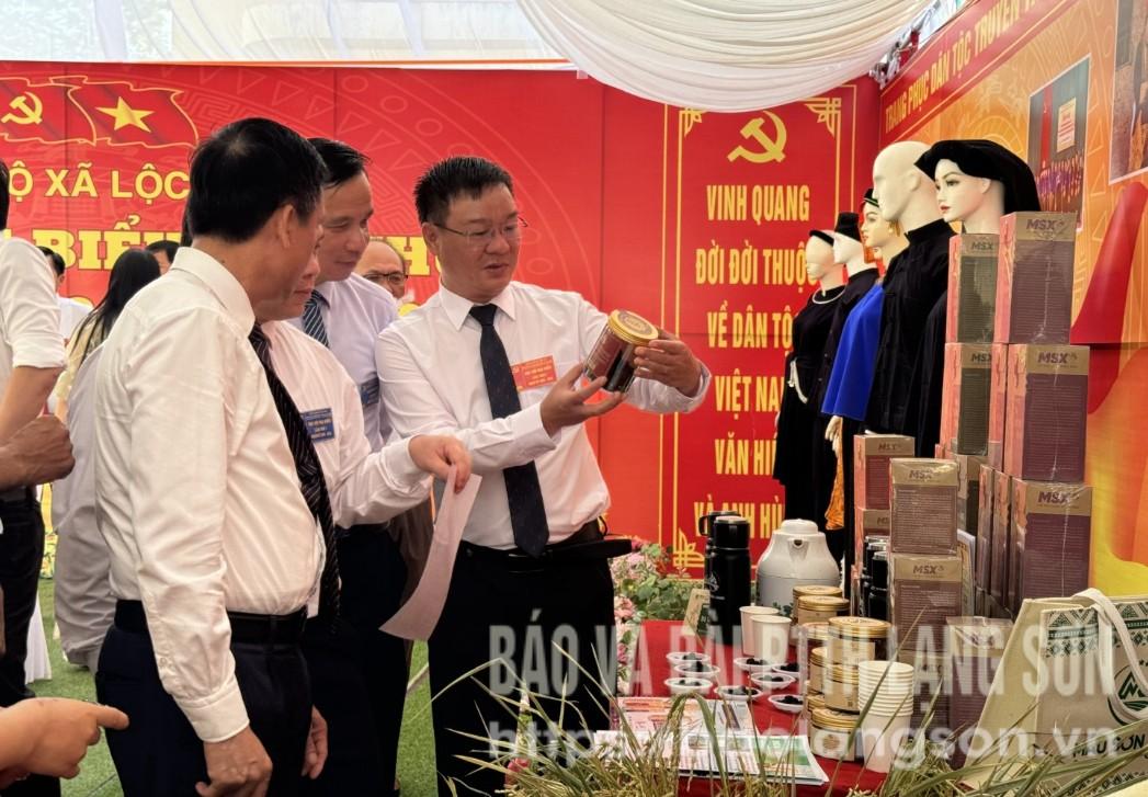 Các đại biểu tham quan khu vực giới thiệu sản phẩm của xã Lộc Bình