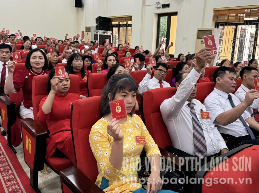 Các đại biểu biểu quyết thông qua Nghị quyết Đại hội đại biểu Đảng bộ xã Lộc Bình nhiệm kỳ 2025-2030