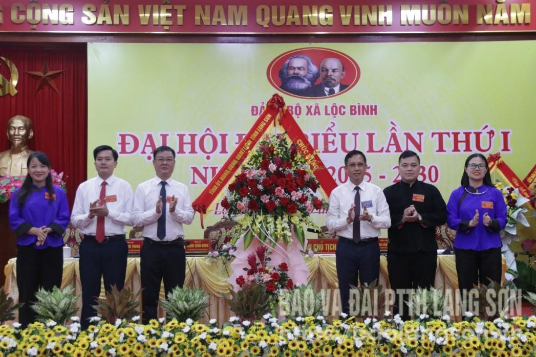 Đồng chí Giám đốc Sở Công Thương tặng hoa chúc mừng đại hội