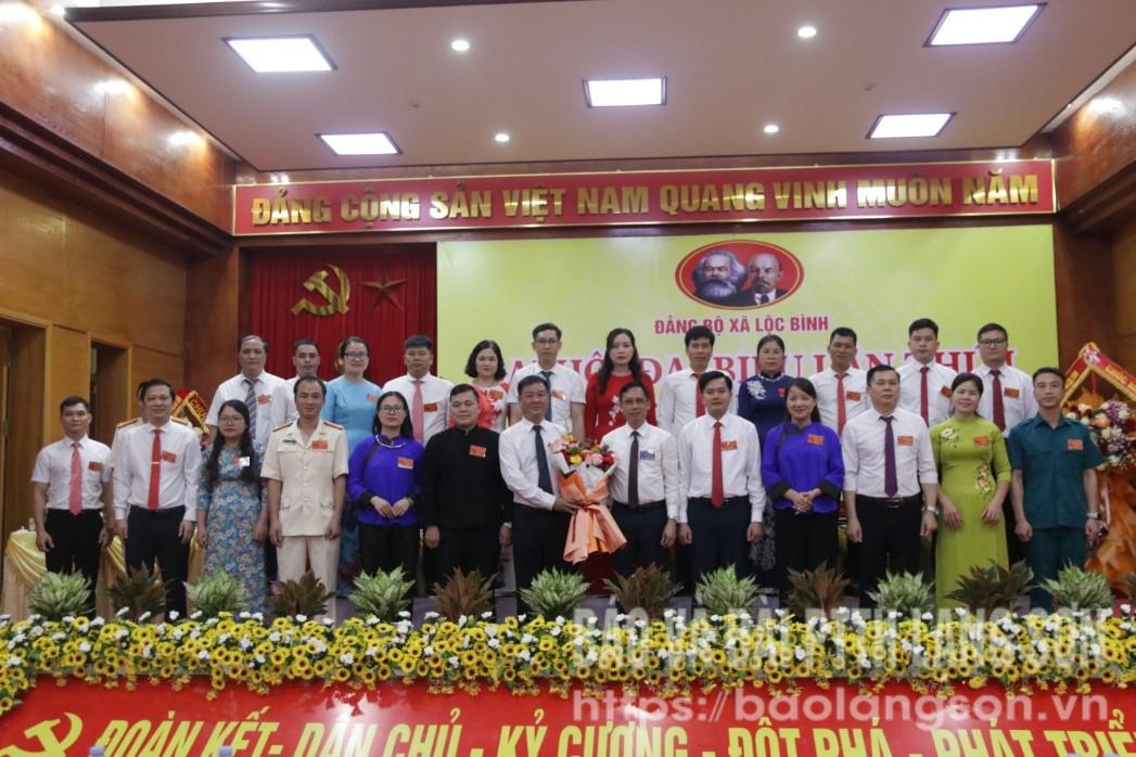 Lãnh đạo Sở Công Thương tặng hoa chúc mừng Ban Chấp hành Đảng bộ xã Lộc Bình nhiệm kỳ 2025-2030
